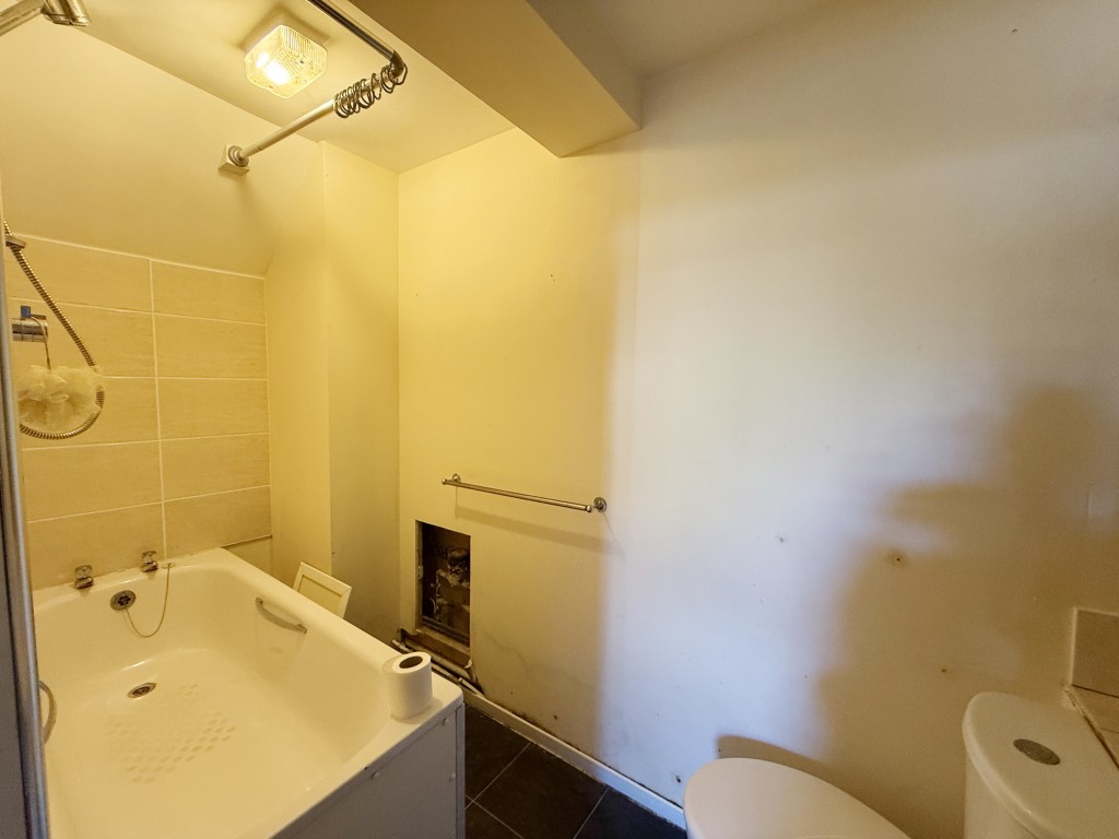 Lot: 109 - GROUND-FLOOR FLAT FOR INVESTMENT - Bathroom with white suite